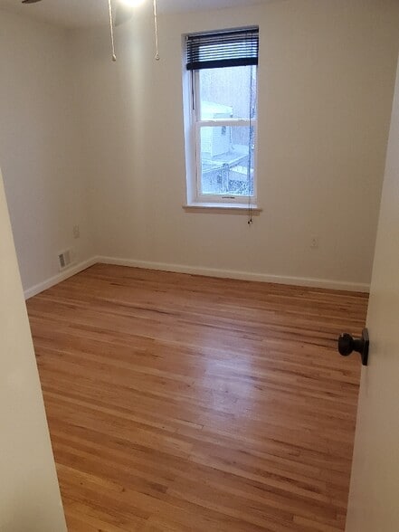 Building Photo - 541 Watkins St