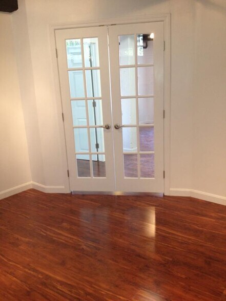 Building Photo - 121 Park Dr