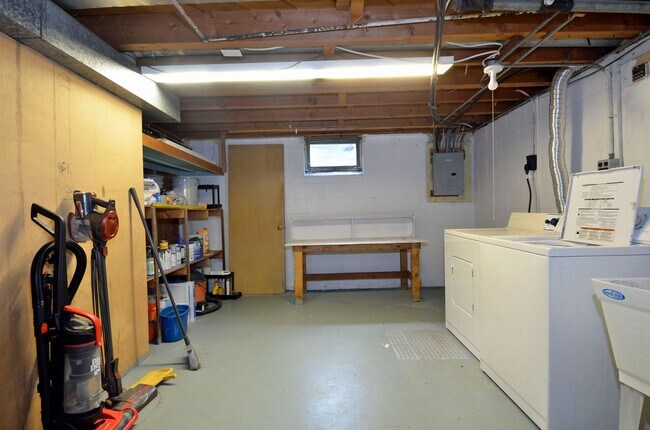 Building Photo - Beautiful 4-Bed, 2-Bath Home in Bloomington - Available Now!