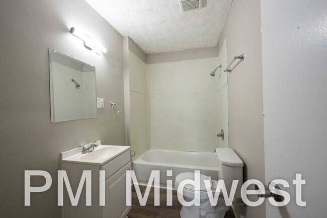Building Photo - "Chic & Cozy 1-Bed Urban Retreat in Indianapolis – Perfectly Compact Living!"