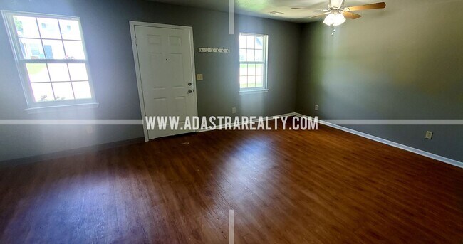 Building Photo - 220 N Crest Dr