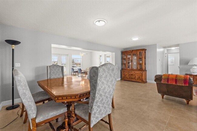 Building Photo - 710 116th Ave