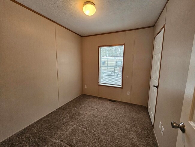 Building Photo - 3 Spruce Ln