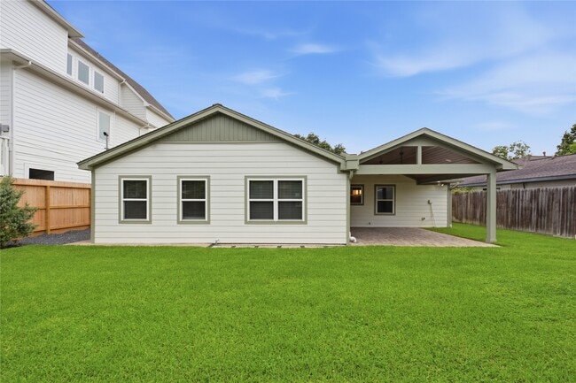 Building Photo - 2207 Saxon Dr