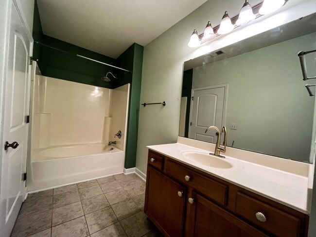 Building Photo - Greensboro 2 Bedroom, 2 Bathroom Condo