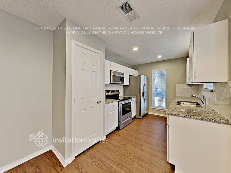 Building Photo - 2206 Cedarcrest Dr