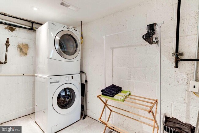 Building Photo - 258 Burgess Ave