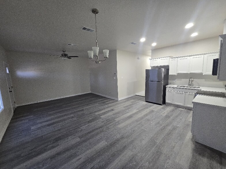 Building Photo - 512 S Hackberry St