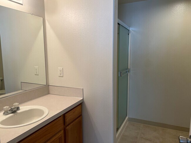 Building Photo - COMING SOON- Spacious Townhouse in Great C...