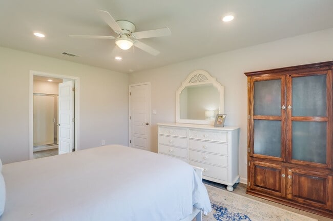 Building Photo - Beautiful 4 bed 2 bath