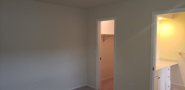 Building Photo - Gulf Gate Beauty