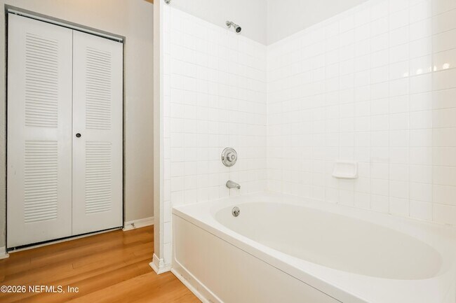 Building Photo - 13700 Richmond Park Dr N