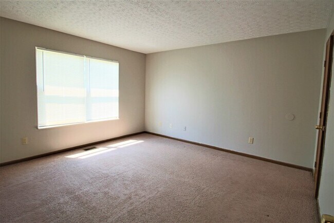 Building Photo - 2 bedroom ranch, duplex