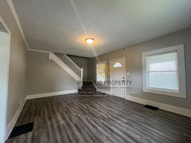 Building Photo - Updated 3 Bedroom, 1.5 Bathroom, Grace Tuxedo Beauty Available NOW!
