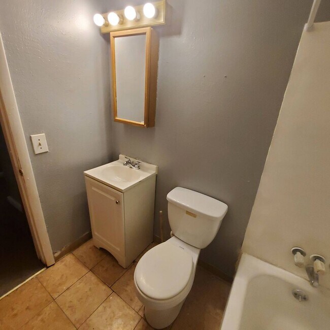 Building Photo - Charming 3-Bedroom Property in Prime Location