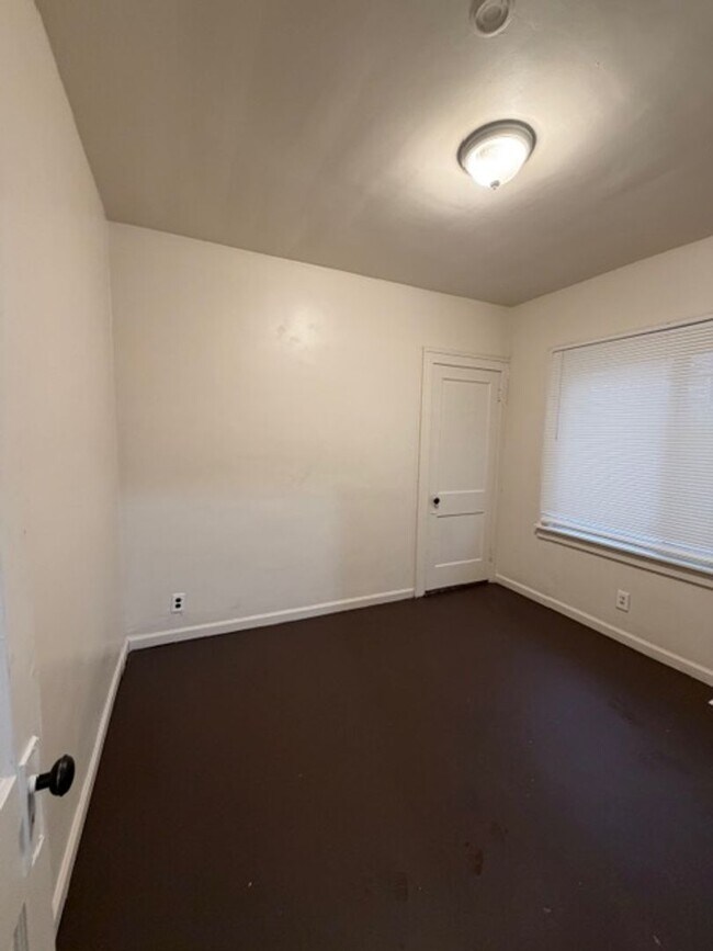 Building Photo - 3 Bedroom Home for Rent