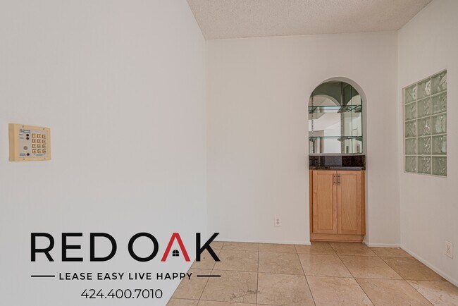 Building Photo - 884 Palm Ave