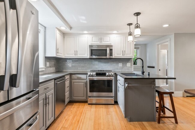 Building Photo - New England Style Farm House for RENT in P...