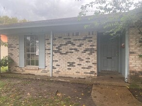 Building Photo - 1106 &amp; 1108 Duplex