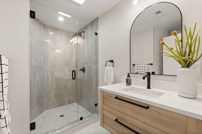 Building Photo - 587 E Broadway