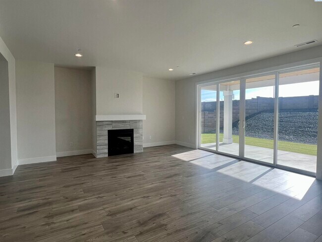 Building Photo - FOR RENT, newer modern home