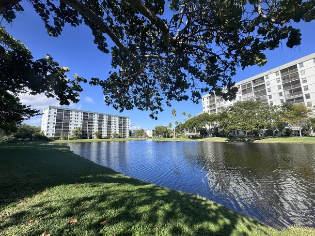 Building Photo - 2311 S Cypress Bend Dr