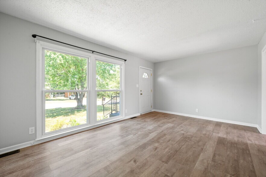 Building Photo - 208 Aster Dr