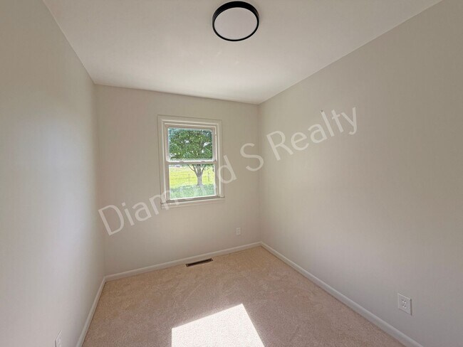 Building Photo - 5 Acres!! Country Home with Shop Building & Spacious Yard Available!