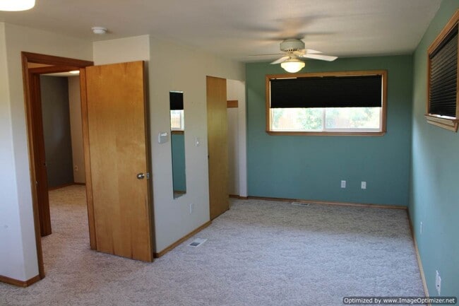 Building Photo - Charming Split-level Home in North Tacoma