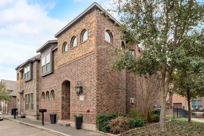 Building Photo - Modern 3 Bed Townhouse with Granite Countertops and Hardwood Floors in Keller, TX