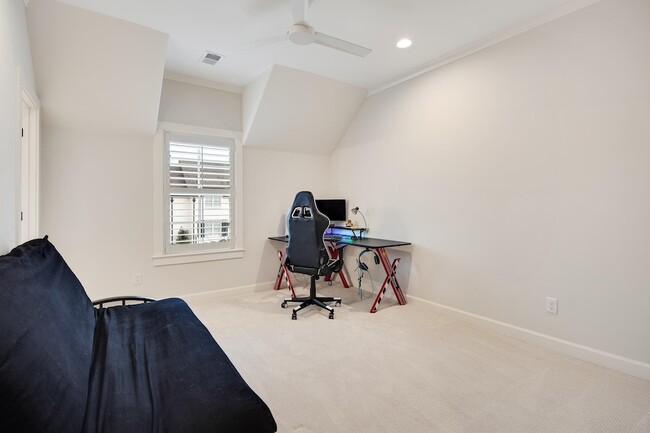 Building Photo - 1385 Belfair Dr