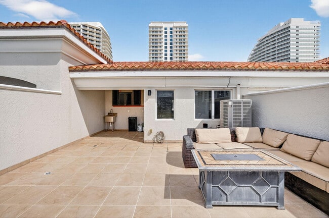 Building Photo - 508 N Birch Rd