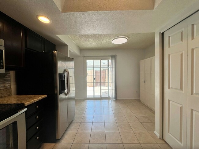 Building Photo - 924 E Diamond Dr