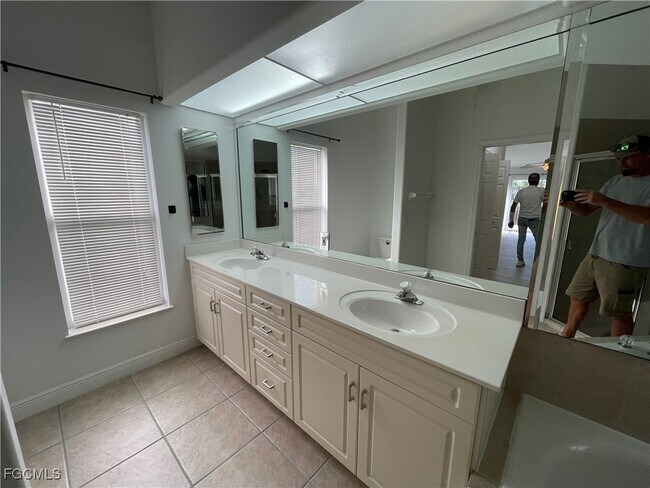 Building Photo - 609 SW 43rd Ln