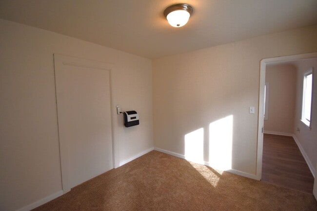 Building Photo - Freshly Remodeled Cozy Cottage Home