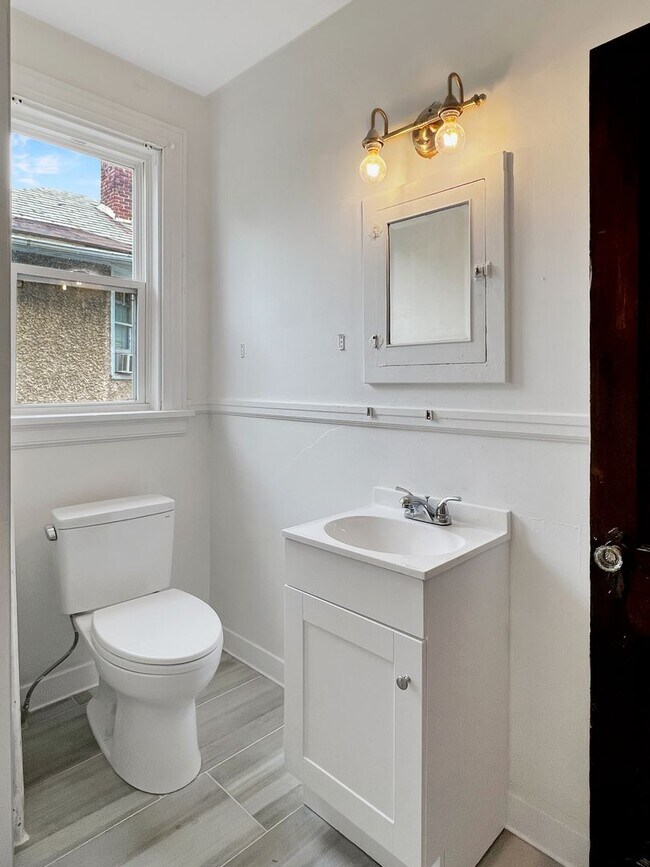 Building Photo - 2806 Hawthorne Ave