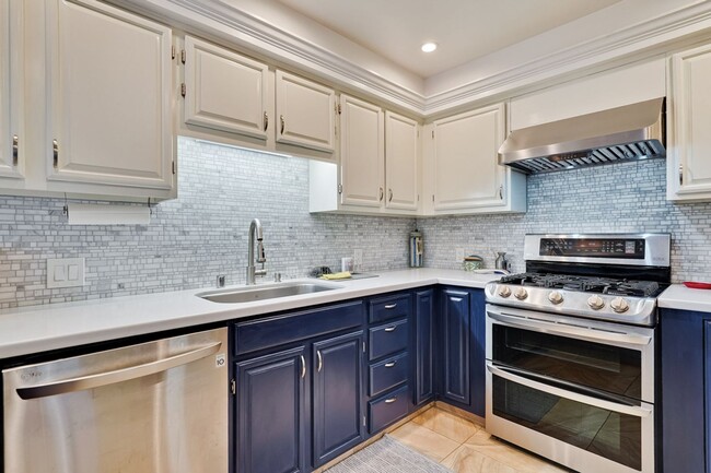 Building Photo - Large 3 Bed 2.5 Bath Townhome walking dist...