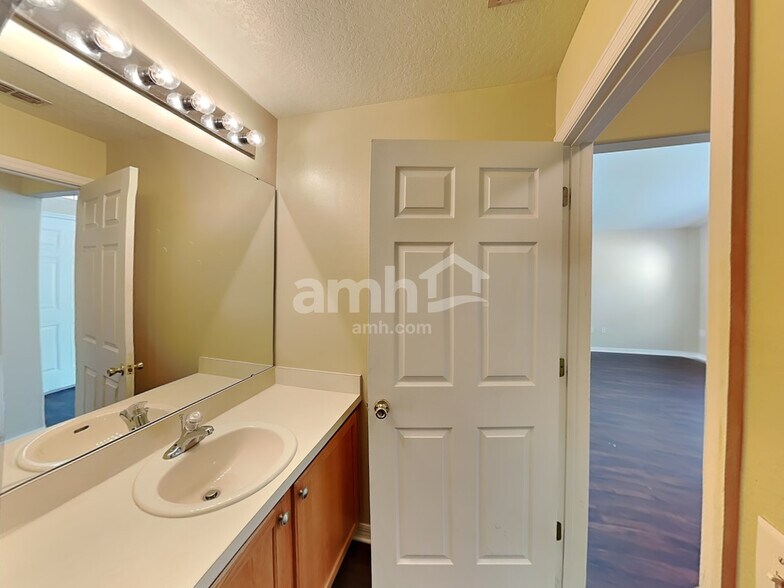 Building Photo - 145 Rose Hill Trail
