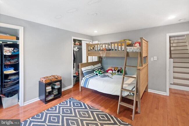 Building Photo - 213 Montrose St