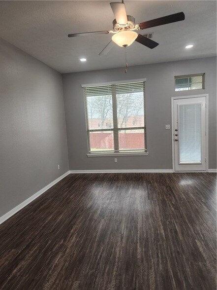 Building Photo - 4015 Dunlap Loop