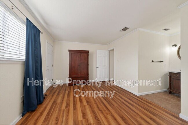 Building Photo - 609 Oak Park Dr