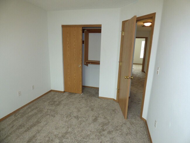 Building Photo - Sulbri04-102/104/106 Rice LN