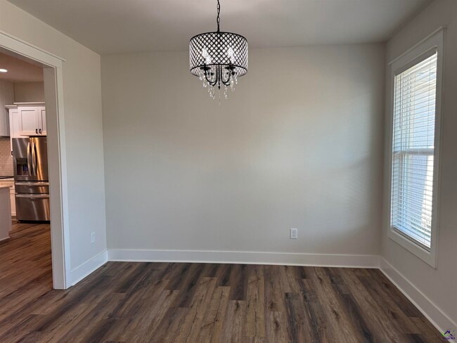 Building Photo - 405 Echo Ln