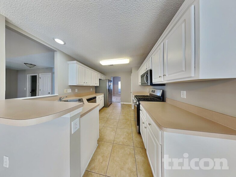 Building Photo - 5412 Village Ridge
