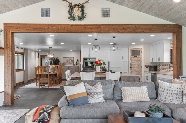 Building Photo - Sedalia Oasis on 8+ Acres