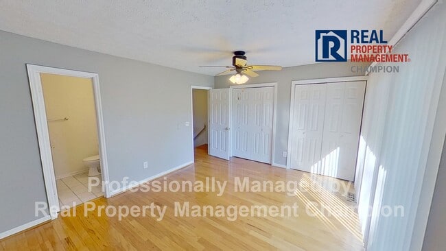 Building Photo - Spacious End Unit Townhome with Private De...