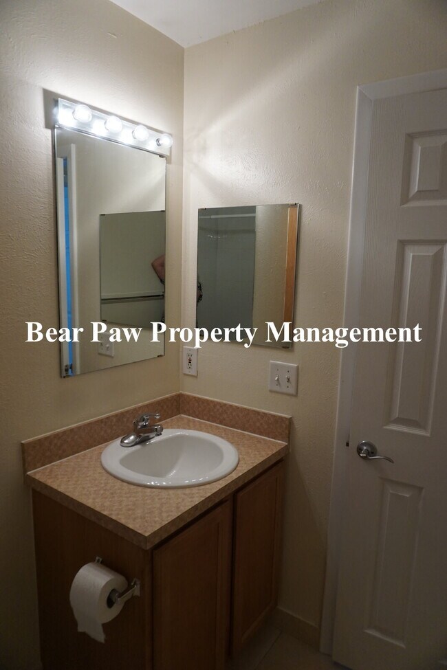 Building Photo - "Penthouse" condo in Evergreen!!