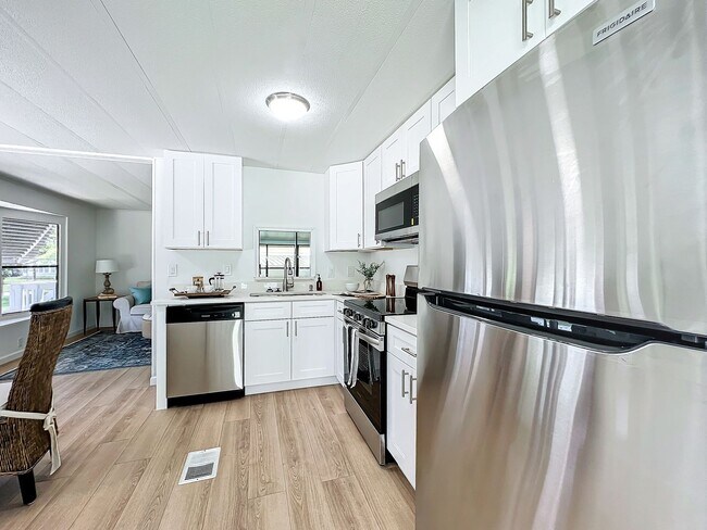 Building Photo - Gorgeous fully remodeled 2-Bedroom, 2 Bath...