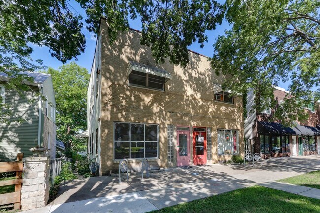 Building Photo - Prime Commercial Space on Minnehaha Avenue!