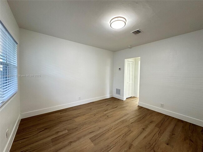 Building Photo - 4300 Sea Grape Dr